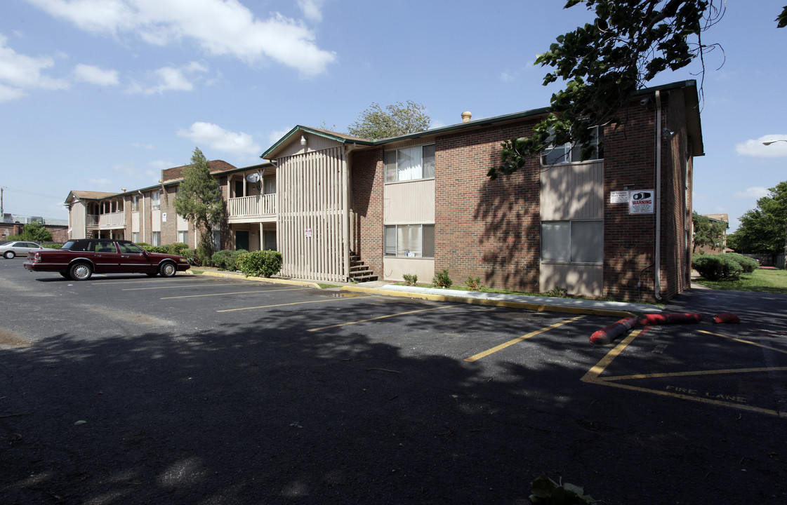 Wedgewood Court in Tulsa, OK - Building Photo