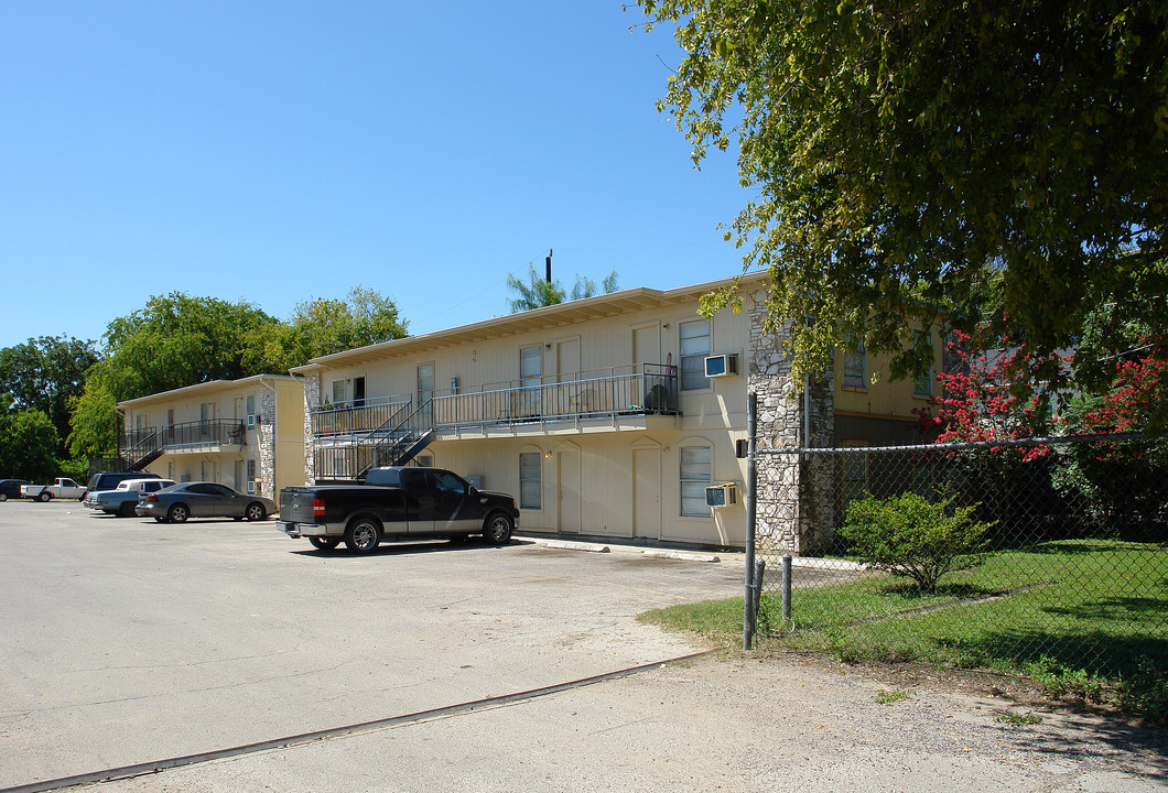 Hein Orchard Apartmets in San Antonio, TX - Building Photo