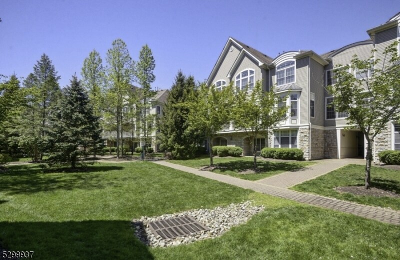 511 Kensington Ln in Livingston, NJ - Building Photo