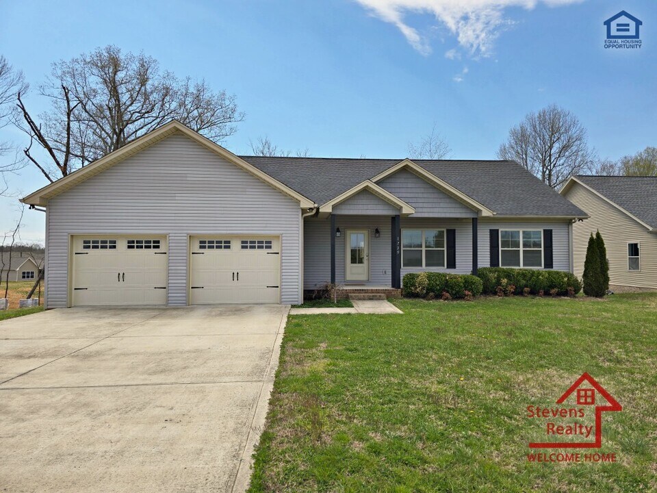 1739 White Rd in Cookeville, TN - Building Photo