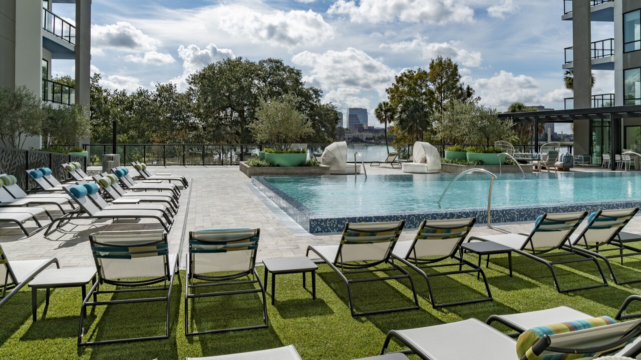 Lake House in Orlando, FL - Building Photo