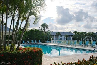 345 Gabriel Cir in Naples, FL - Foto de edificio - Building Photo
