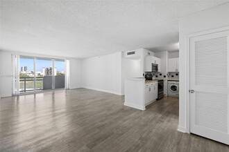 1500 Bay Rd, Unit S-1202 in Miami Beach, FL - Building Photo - Building Photo