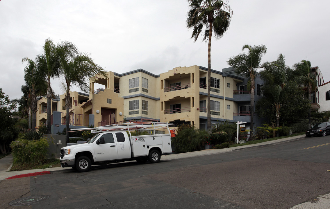 Mission Hillside Condominiums in San Diego, CA - Building Photo