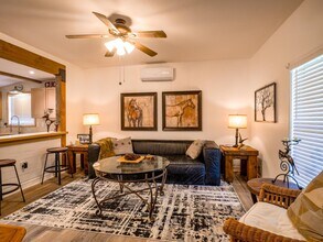 103 N Ave Q in Johnson City, TX - Building Photo - Building Photo