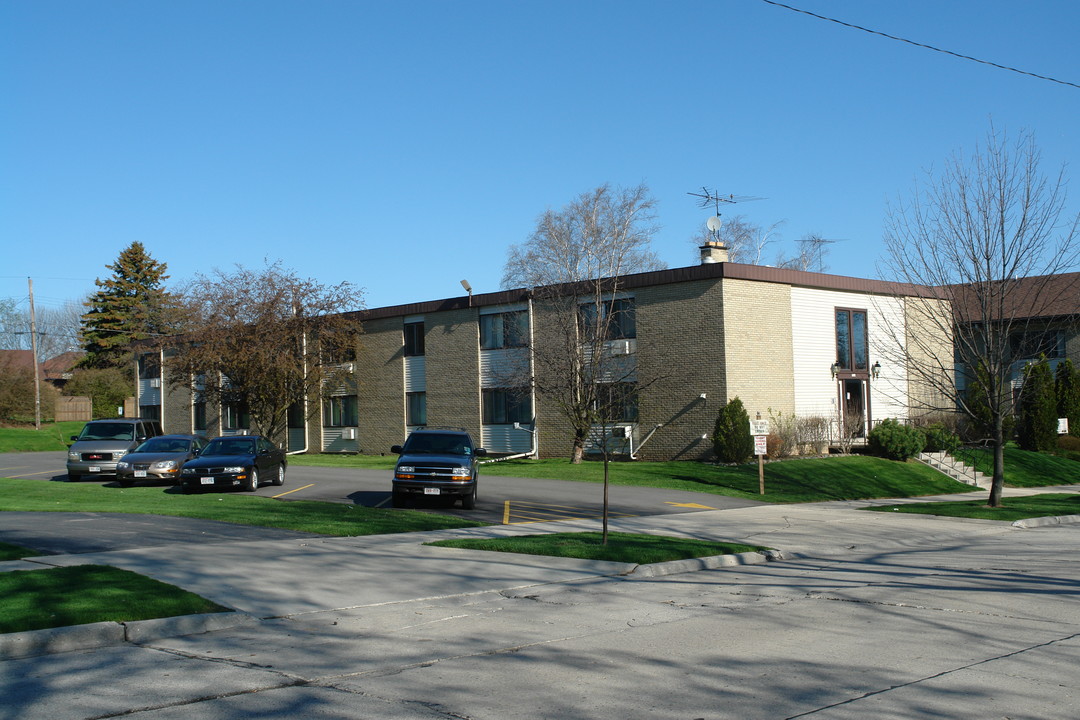 2748 N 10th St in Sheboygan, WI - Foto de edificio