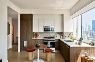 457 W 40th St in New York, NY - Building Photo