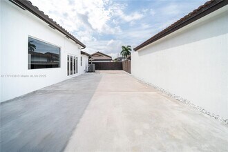 13026 NW 9th St in Miami, FL - Building Photo - Building Photo