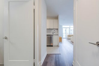 Uptown Towers I & II in Toronto, ON - Building Photo - Building Photo