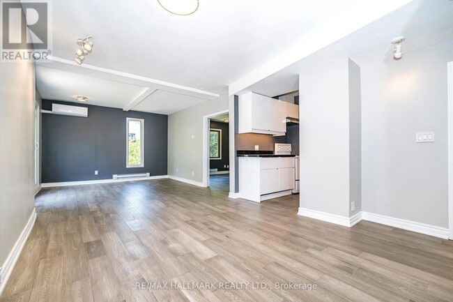 32-32 Hogarth Ave in Toronto, ON - Building Photo - Building Photo