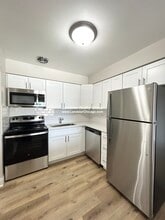 104 N Kenilworth Ave, Unit 110 in Oak Park, IL - Building Photo - Building Photo