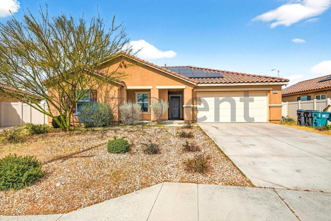 2023 E Lingard St in Lancaster, CA - Foto de edificio