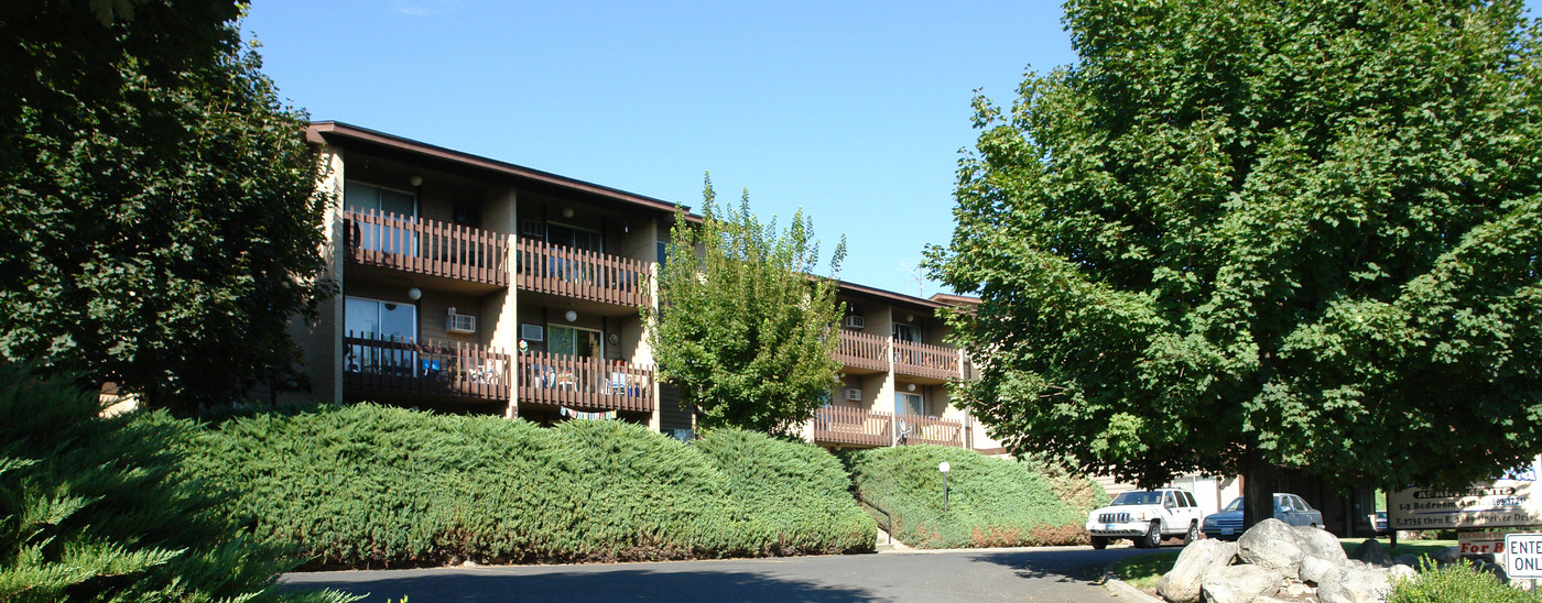 Riviera Plaza Apartments in Spokane, WA - Building Photo