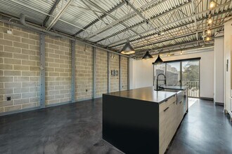 4801 S Congress Ave in Austin, TX - Foto de edificio - Building Photo