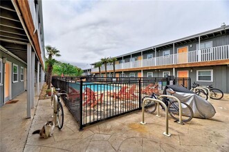 2401 Manor Rd in Austin, TX - Building Photo - Building Photo