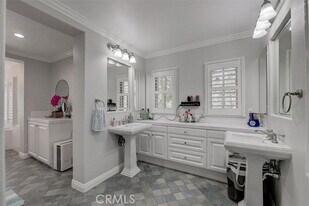 2574 Bungalow Pl in Newport Beach, CA - Building Photo