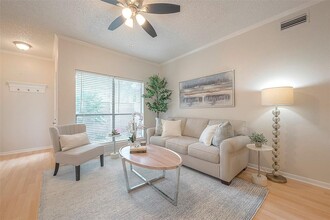 2125 Augusta Dr in Houston, TX - Building Photo - Building Photo