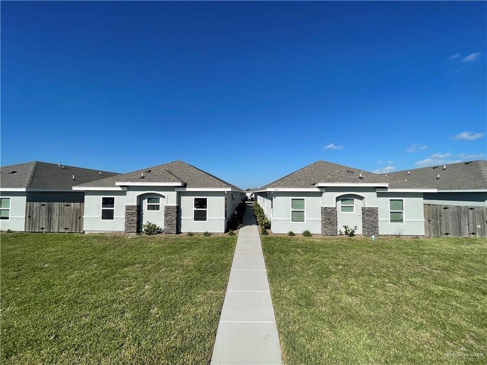 1817 Stauffers St, Unit 4 in Weslaco, TX - Building Photo