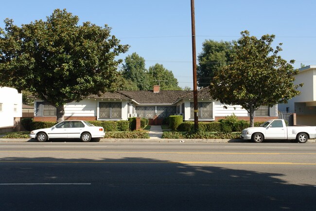 5542 Kester Ave in Van Nuys, CA - Building Photo - Building Photo