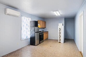 220 W Davis St in Kerrville, TX - Building Photo - Building Photo
