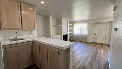 43469 30th St W in Lancaster, CA - Foto de edificio - Building Photo