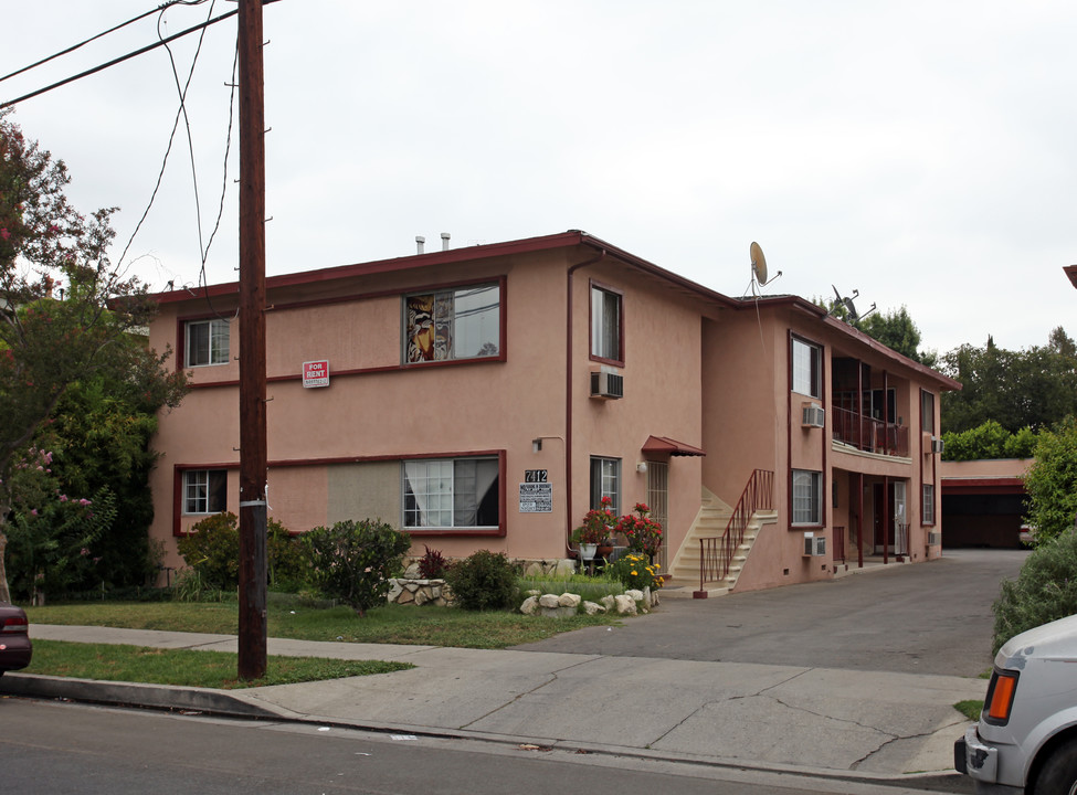 7412 Canby Ave in Reseda, CA - Building Photo