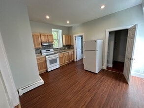 87 Pool St, Unit 301 in Biddeford, ME - Foto de edificio - Building Photo