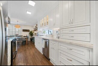 5301 Balboa Blvd in Los Angeles, CA - Building Photo - Building Photo