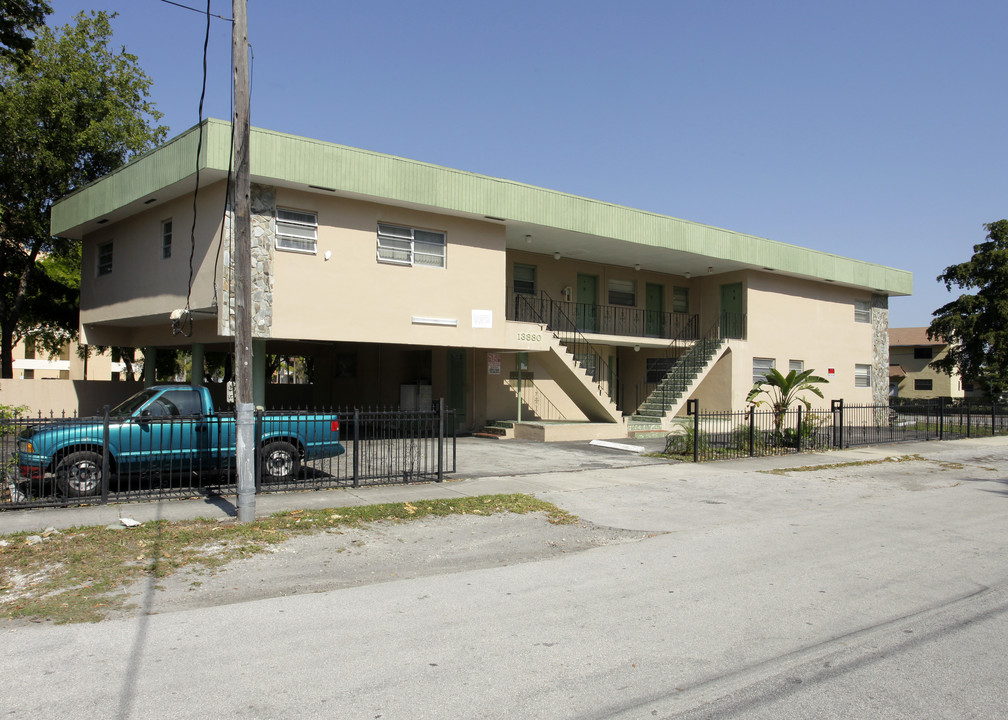 13880 NE 20th Pl in North Miami Beach, FL - Foto de edificio