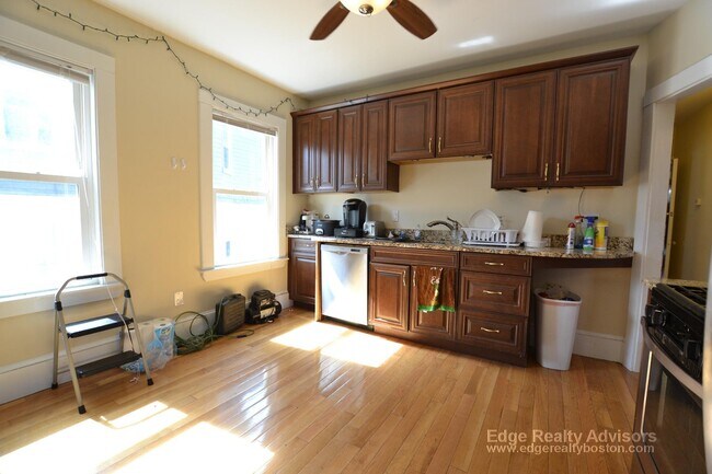 73 Leicester St, Unit 2 in Boston, MA - Foto de edificio - Building Photo