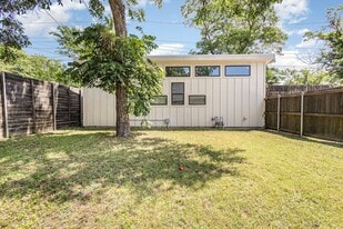 1030 Mt Auburn Ave, Unit B in Dallas, TX - Building Photo