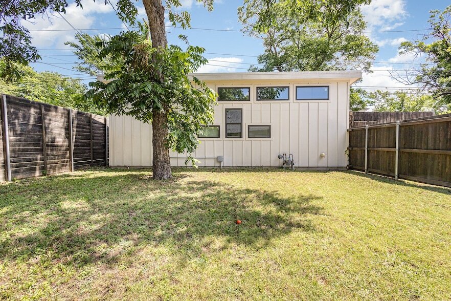 1030 Mt Auburn Ave, Unit B in Dallas, TX - Building Photo