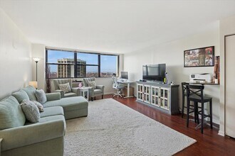 2700 N Hampden Ct in Chicago, IL - Building Photo - Building Photo