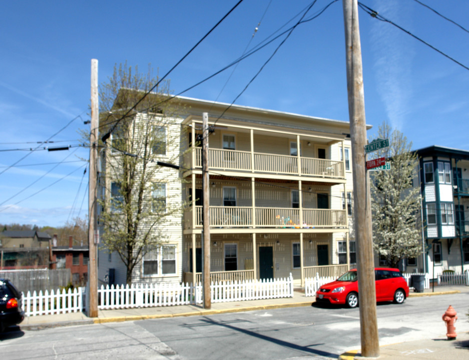 193 Sayles St in Woonsocket, RI - Foto de edificio