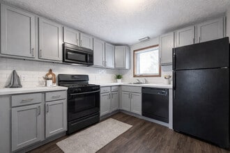 Ashwood Townhomes in Vermilion, OH - Foto de edificio - Building Photo