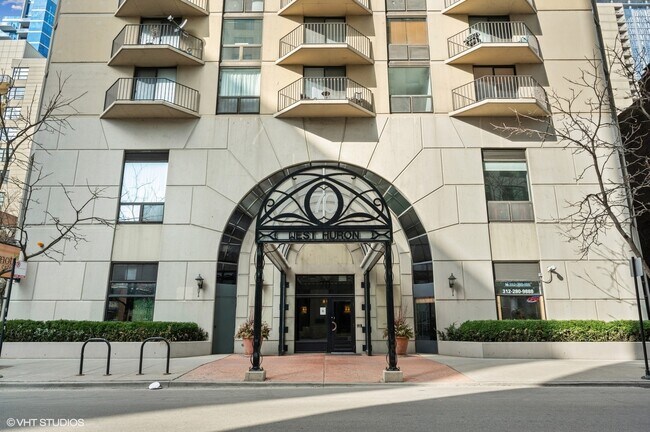 70 W Huron St in Chicago, IL - Building Photo - Building Photo