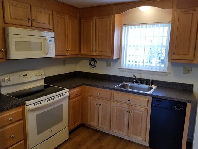 Garden Style Apartments in a park like setting in Wethersfield, CT - Foto de edificio - Building Photo