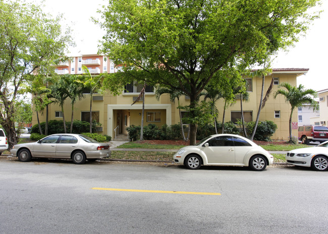 11 Menores Ave in Coral Gables, FL - Foto de edificio - Building Photo