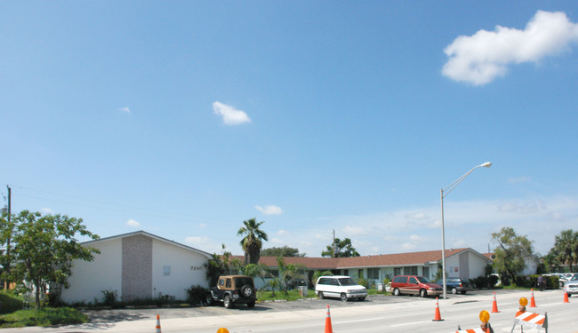 7240-7300 Pembroke Rd in Miramar, FL - Foto de edificio - Building Photo