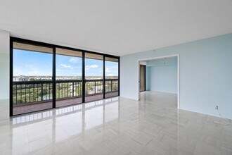 1900 Consulate Pl in West Palm Beach, FL - Foto de edificio - Building Photo