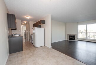 Sunset Villa in Edmonton, AB - Building Photo - Building Photo