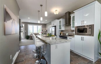 3229 Elgaard Dr in Regina, SK - Building Photo - Building Photo