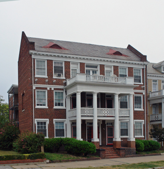 806 N Arthur Ashe Blvd in Richmond, VA - Building Photo