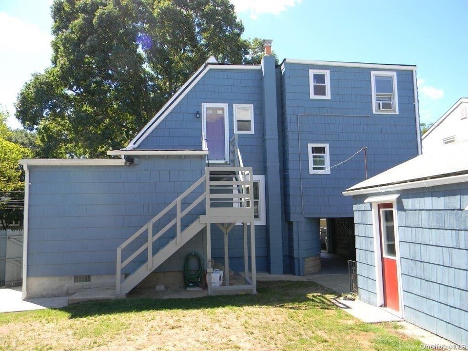 167 N Elm St in Massapequa, NY - Foto de edificio