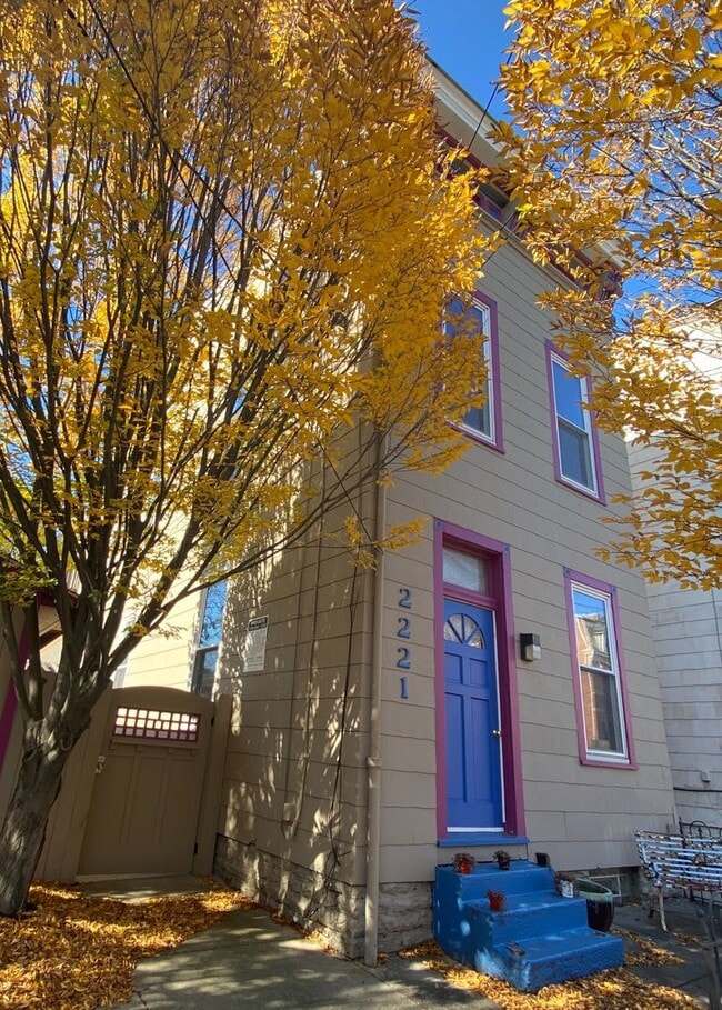 2221 Victor St in Cincinnati, OH - Building Photo - Building Photo