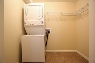 Chesterfield Place in Chesterfield, MO - Foto de edificio - Building Photo