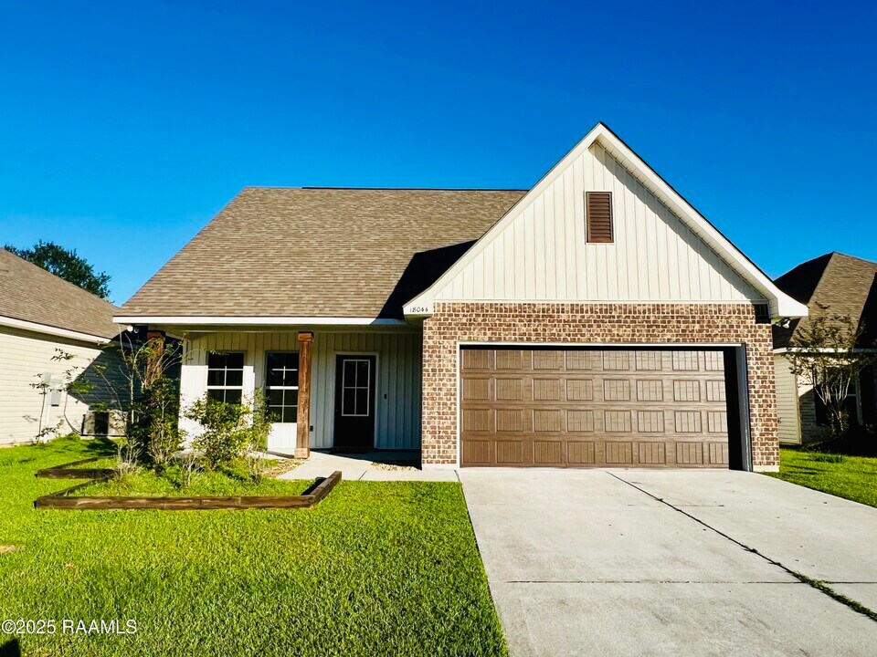 18044 Terraceside Dr in Prairieville, LA - Building Photo