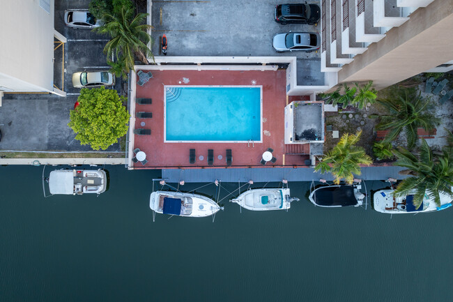 Island Shores Apartments in North Miami Beach, FL - Foto de edificio - Building Photo