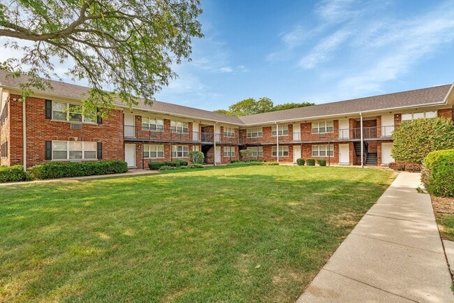 33 Briar St in Glen Ellyn, IL - Building Photo - Building Photo