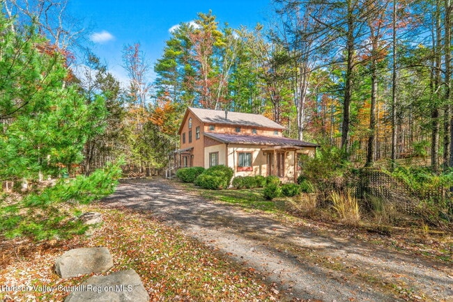 32 Eastwoods Dr in Woodstock, NY - Building Photo - Building Photo